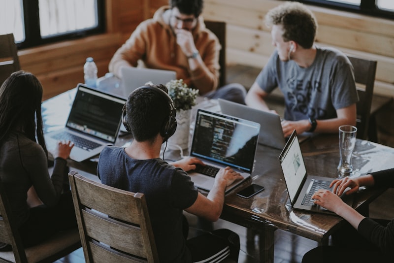 El equipo de Inca Media trabajando juntos
